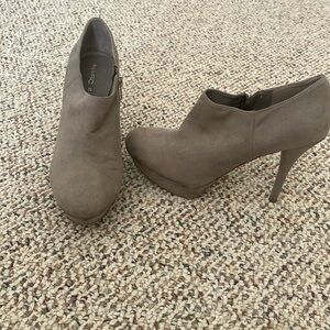 Marc Fisher 4” Heeled Gray Suede Booties. Size 8